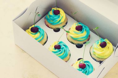 Vanilyalı kek krem üzerinde hafif ahşap tuvaletlerin kutusu kapaklı