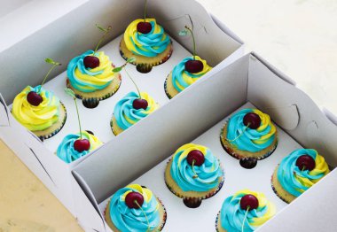 Vanilyalı kek krem üzerinde hafif ahşap tuvaletlerin kutusu kapaklı