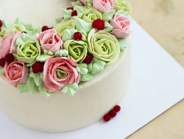 Doğum günü pastası çiçekler ile açık renkli gül