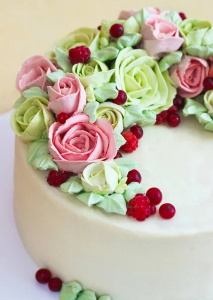 Birthday cake with flowers rose on light background — Stock Photo, Image
