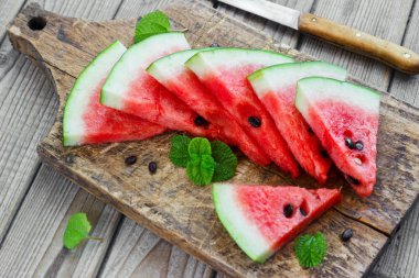 Bir metal kase ahşap arka plan taze dilimlenmiş karpuz