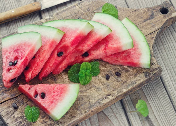 Bir metal kase ahşap arka plan taze dilimlenmiş karpuz