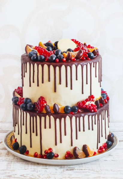 Çok katmanlı kek meyve ve çikolata ile