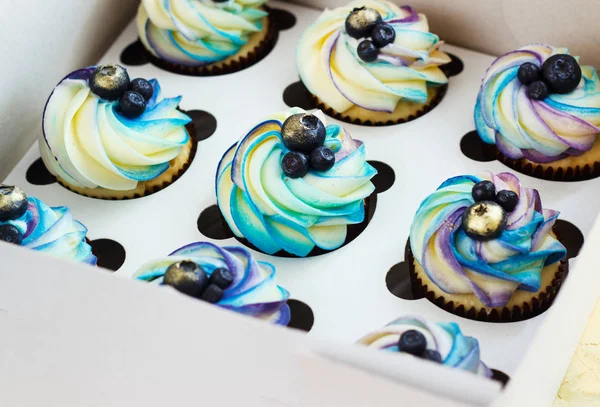 Yumuşak kek krem ve kutusunda çilek ile