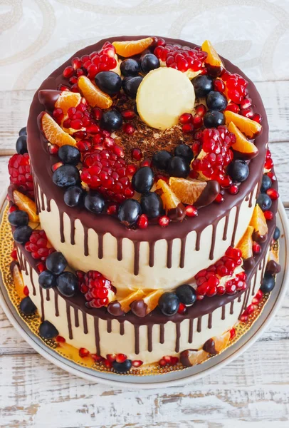Багатоярусний торт з фруктами та шоколадом — стокове фото