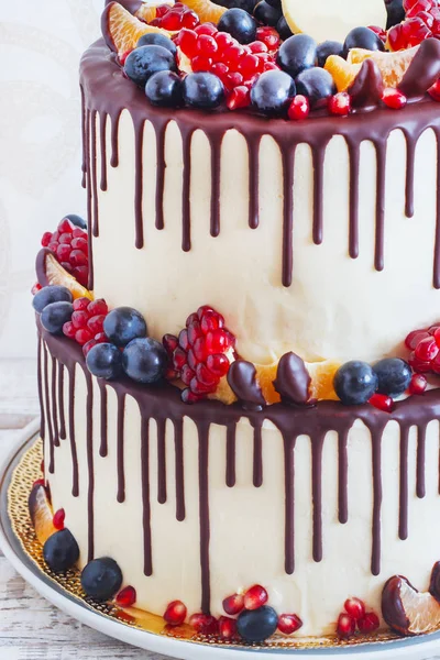 Multi-tiered cake with fruit and chocolate — Stock Photo, Image