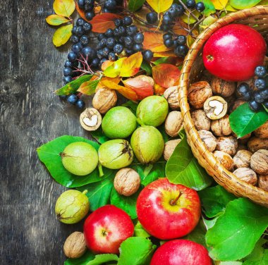 Ürün yelpazesine organik meyve çilek elma üzüm Şam ceviz rowanberry koyu ahşap ülke arka plan sağlık doğal kavramı Üstten Görünüm