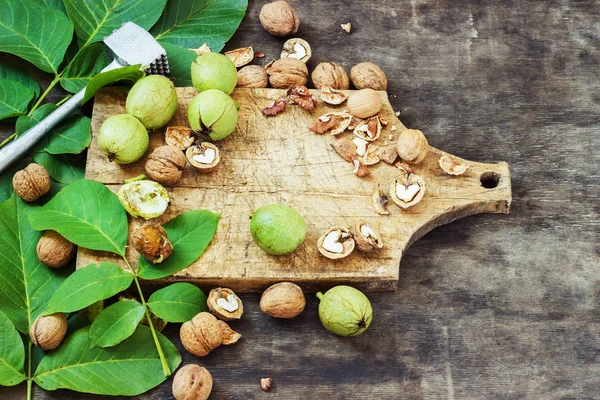 Nueces enteras y fondo de madera negro claro Vista superior Concepto saludable —  Fotos de Stock