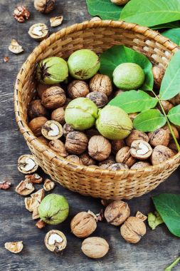 Bütün ceviz ve işaretli siyah ahşap arka plan üst sepette sağlıklı kavramı görüntülemek