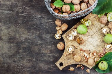 Bütün ceviz ve siyah ahşap arka plan üst temizlenmiş sağlıklı kavramı görüntülemek