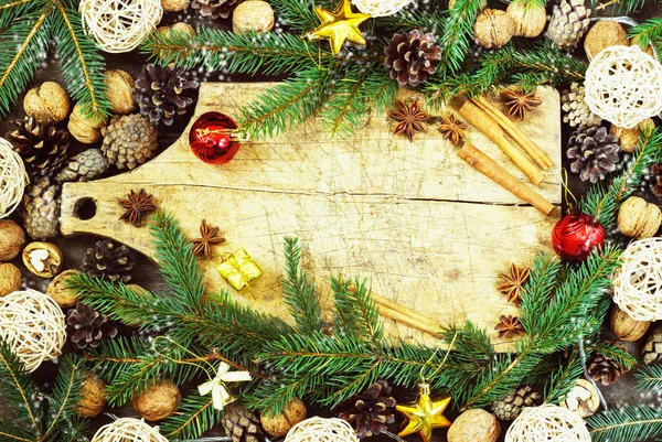 木制厨房背景下的旧砧板与圣诞属性 — 图库照片
