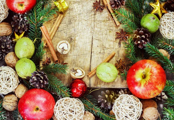 Oude snijplank met Kerstmis kenmerken op de achtergrond van een houten keuken — Stockfoto