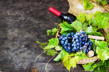 Üzüm, bir şişe şarap, mantarlar ve tirbuşon bir ahşap eski tablo, rustik tarzı