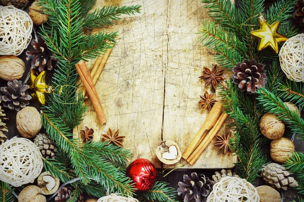 Placa de corte velha com atributos de Natal em um fundo de cozinha de madeira — Fotografia de Stock