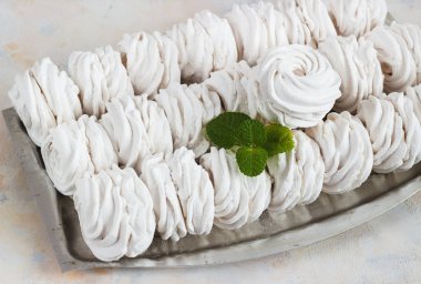 hafif bir arka plan üzerinde metal bir kabın içinde elma marshmallow