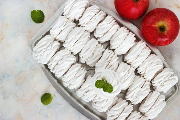 Apple marshmallows egy fém tálban a világos háttér — Stock Fotó