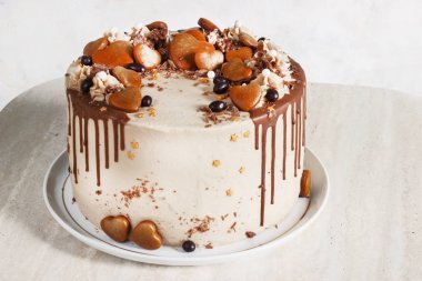 Çikolatalı kek ile Drizzled buzlanma Fudge ve bukleler ve gingerbread