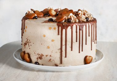 Çikolatalı kek ile Drizzled buzlanma Fudge ve bukleler ve gingerbread