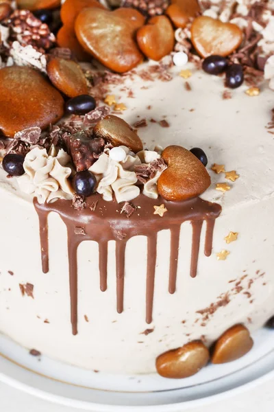 Csokis piskóta Caramel Drizzled jegesedés és a fürtök és a mézeskalács — Stock Fotó