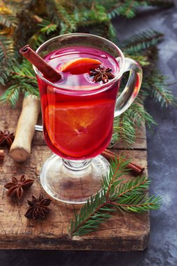 Baharatlı sıcak şarap ve ahşap arka planda Noel ağacı.