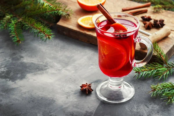 Vin chaud avec épices et sapin de Noël sur fond sombre — Photo