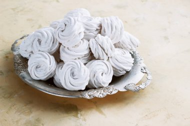 hafif bir arka plan üzerinde metal bir kabın içinde elma marshmallow