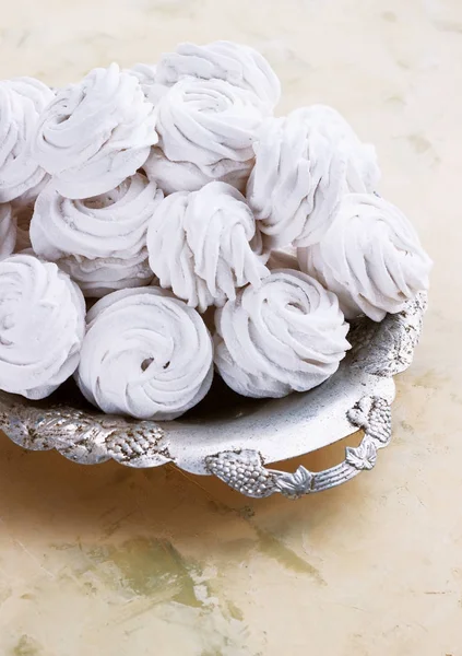 Apple marshmallows in a metal bowl on a light background — Stock Photo, Image