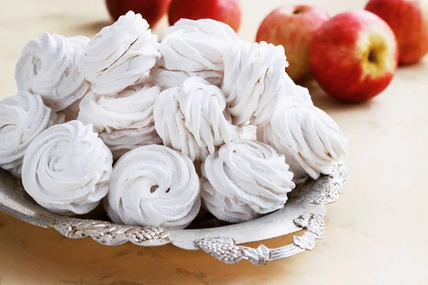 Apple marshmallows egy fém tálban a világos háttér — Stock Fotó