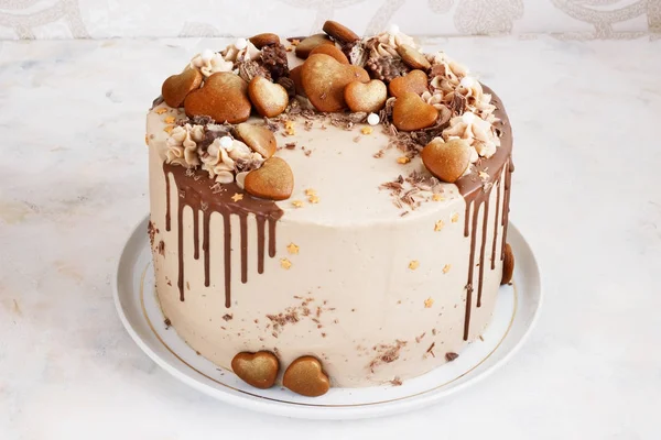 Čokoládový dort s Fudge pokapané námrazy a kudrlinky a perník — Stock fotografie