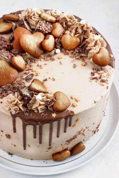 Шоколадний торт з Фадж мрячив зледеніння і кучері і пряник — стокове фото