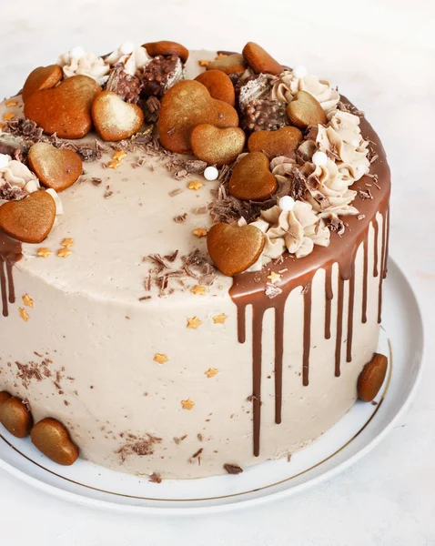 Шоколадний торт з Фадж мрячив зледеніння і кучері і пряник — стокове фото