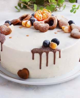 Yeni yıl partisi için mandalina ile taze ev yapımı kek