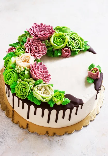 Doğum günü pastası çiçekli beyaz zemin üzerine gül