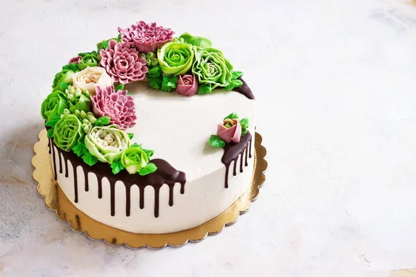 Doğum günü pastası çiçekli beyaz zemin üzerine gül