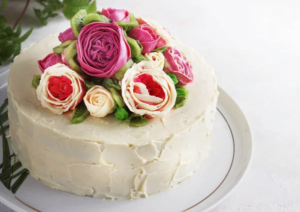 Tarta de cumpleaños con flores rosa sobre fondo blanco —  Fotos de Stock