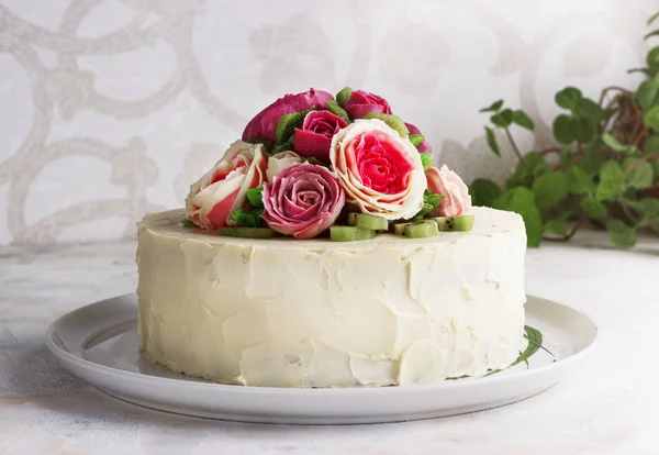 Verjaardagstaart met bloemen steeg op witte achtergrond — Stockfoto