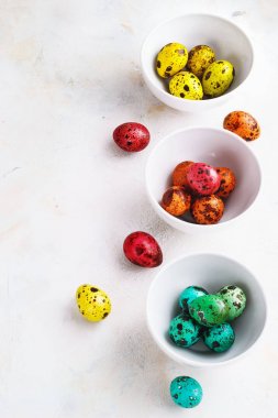 Hafif bir arka plan üzerinde renkli Paskalya yumurtaları yerleştirmek için metni