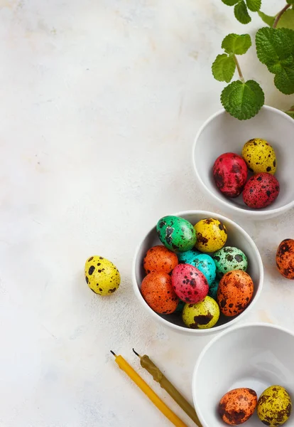 Ovos de Páscoa coloridos em um fundo claro, lugar para texto — Fotografia de Stock