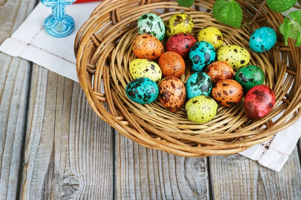 Fond de Pâques avec oeufs de Pâques dans le panier et fleurs de printemps — Photo