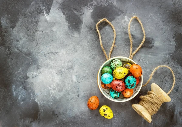 Oeufs de couleur de Pâques sur un fond sombre, concept Pâques — Photo