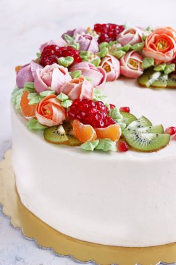 Festival kek krem çiçek ve meyve hafif bir arka plan üzerinde