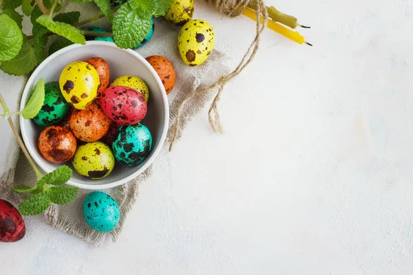 Χρωματιστά Πασχαλινά αυγά σε ανοιχτόχρωμο φόντο, τοποθετήστε για κείμενο — Φωτογραφία Αρχείου