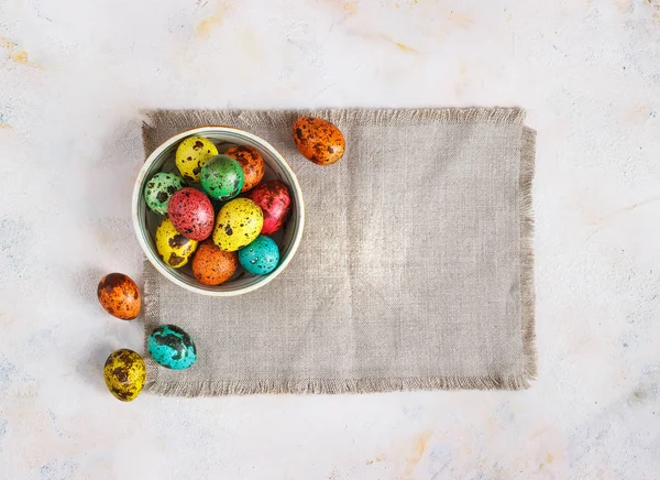 Ovos de páscoa coloridos em um fundo de lona leve, lugar para texto — Fotografia de Stock