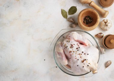 hafif bir arka plan üzerinde çeşnilikler ile tavuk