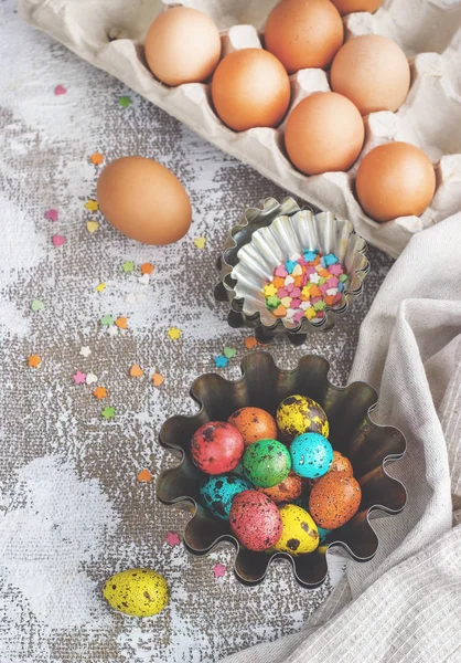 Ovos de páscoa coloridos e moldes de cozimento em um fundo de lona leve, lugar para texto — Fotografia de Stock