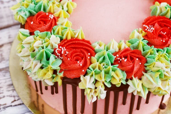 Tarta de cumpleaños con flores rosa sobre fondo blanco —  Fotos de Stock