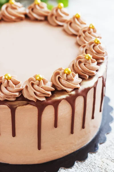 Karamellás csokoládé torta Drizzled jegesedés és hullámokhoz — Stock Fotó