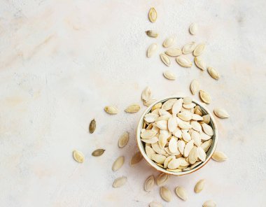 Beyaz arka planda izole edilmiş kabak tohumları