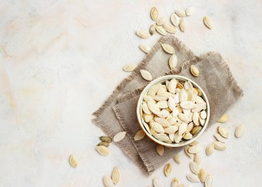 Beyaz arka planda izole edilmiş kabak tohumları