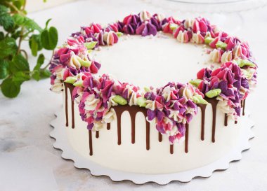 Hafif bir arka plan üzerinde krem çiçek ortanca ile şenlikli pasta